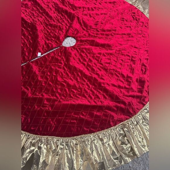 Red and Gold Quilted Velvet Christmas Tree Skirt - Picture 13 of 15